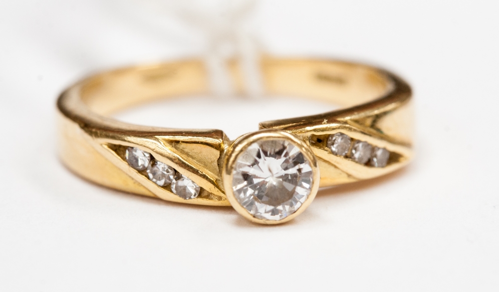 An 18ct gold single stone diamond ring, set with a round brilliant cut stone weighing approx 0.30ct,