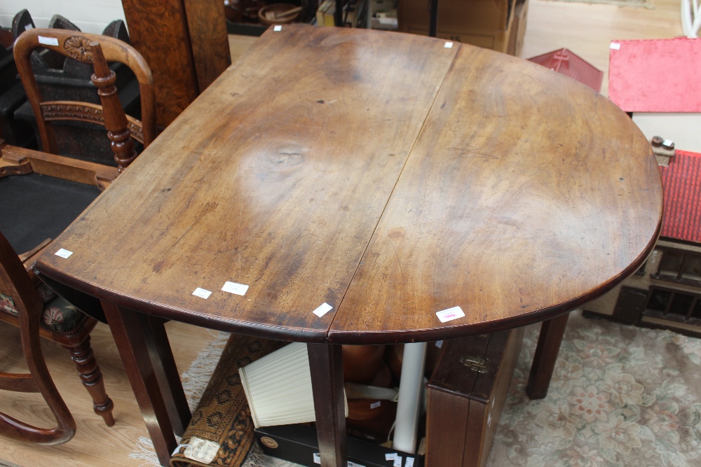 A George III mahogany drop leaf table, raised on square legs, 72 cm high.