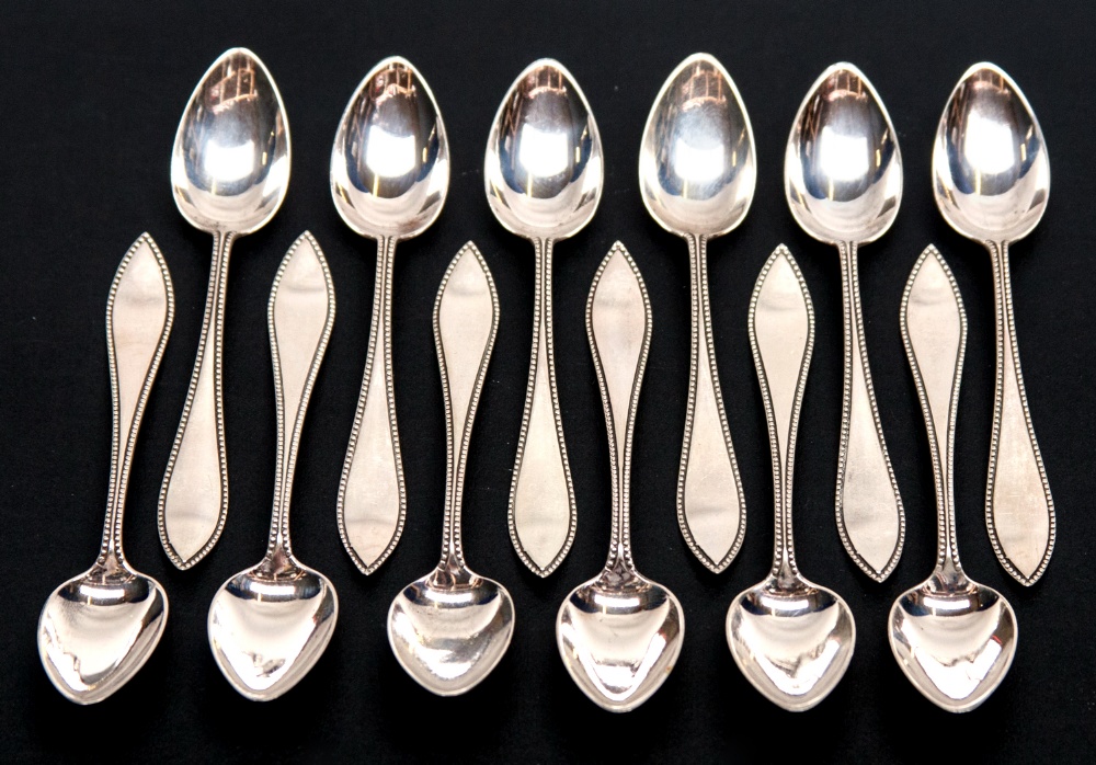 Twelve Dutch silver coffee spoons of beaded point pattern, 4.2ozt, 11cm long