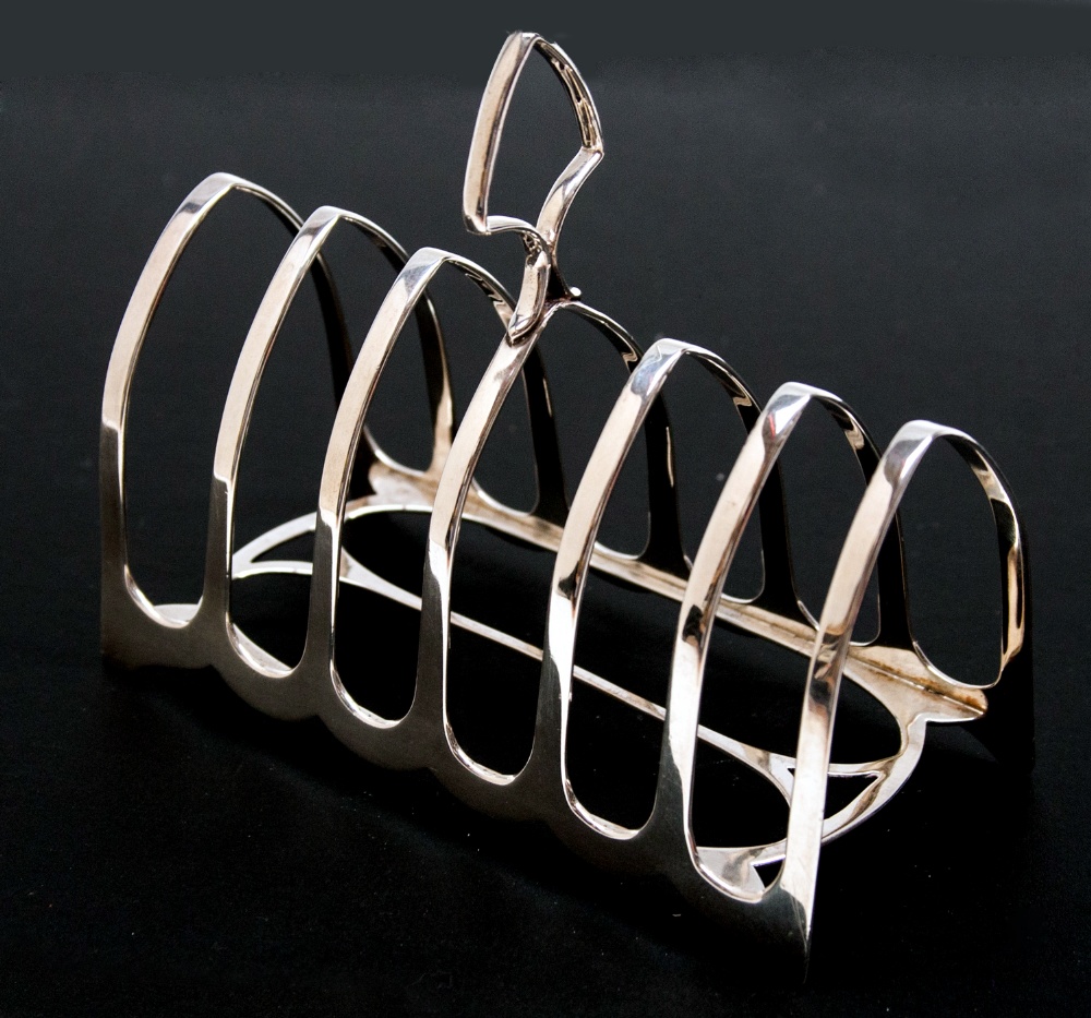 A George V silver toast rack, six sections of pointed arch form, Sheffield 1917, 3.3ozt