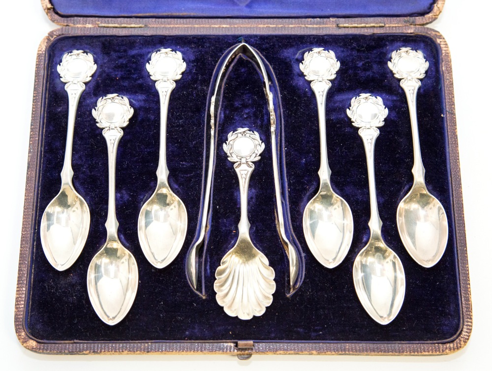 A Victorian boxed set of six silver teaspoons, with matching sugar tongs and a caddy spoon with a