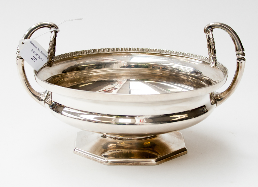 A silver twin-handled pedestal bowl, Mappin and Webb, 1914, 27.7ozt