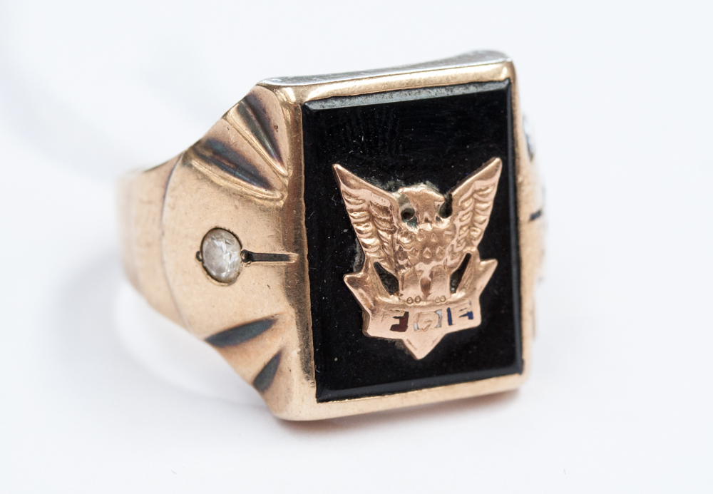 A gentleman's gold signet ring, set with onyx with a gold eagle inscribed 'FOE', two diamonds to