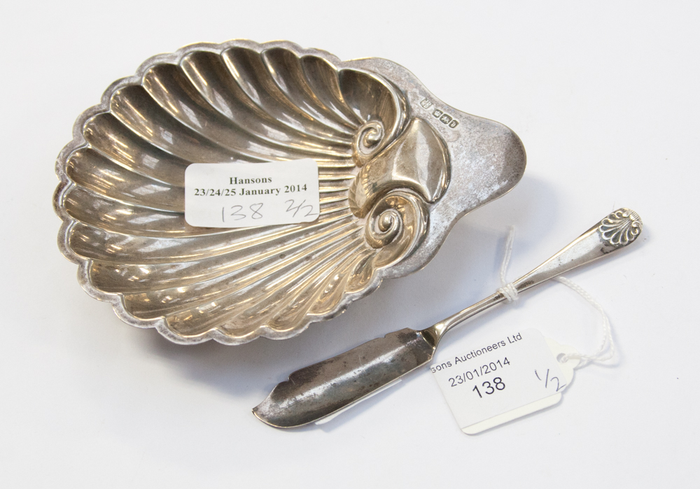 A silver shell shape dish and knife, Sheffield 1910, 1.975 ozt