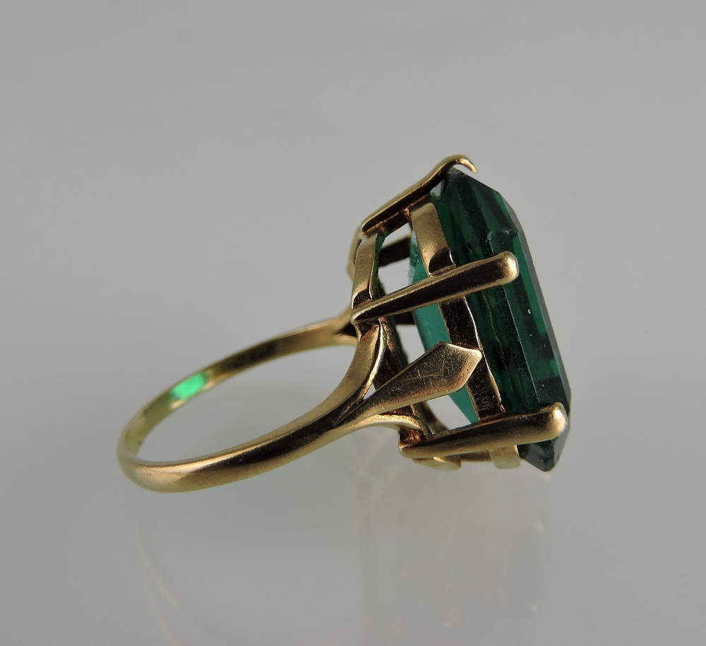 A green stone trap-cut dress ring, claw set in a yellow metal band stamped 9ct, 5.6g - Image 2 of 3