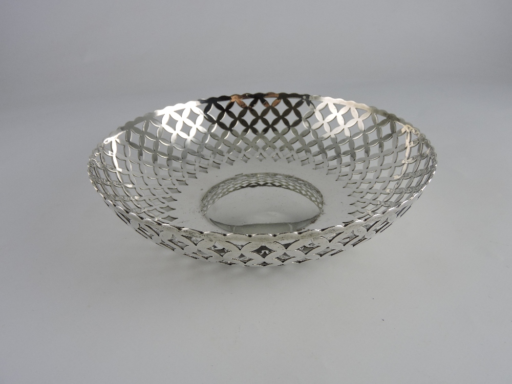 A silver circular pierced bread plate, Birmingham 1912, 10.8ozt