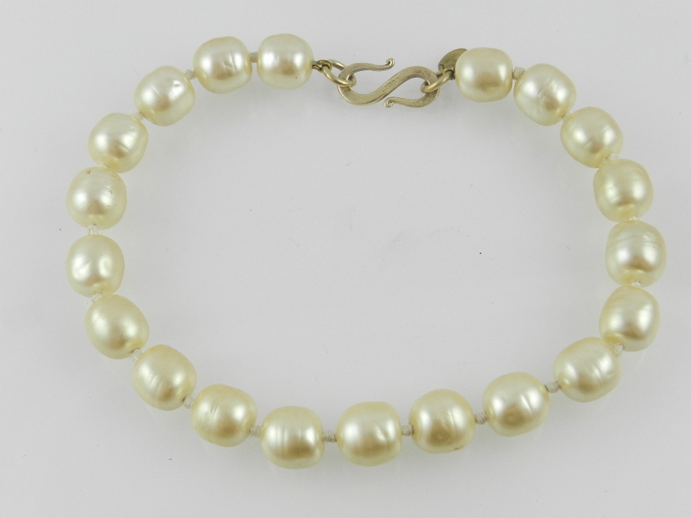 A single string faux pearl ladies choker necklace having a silver gilt style clasp.