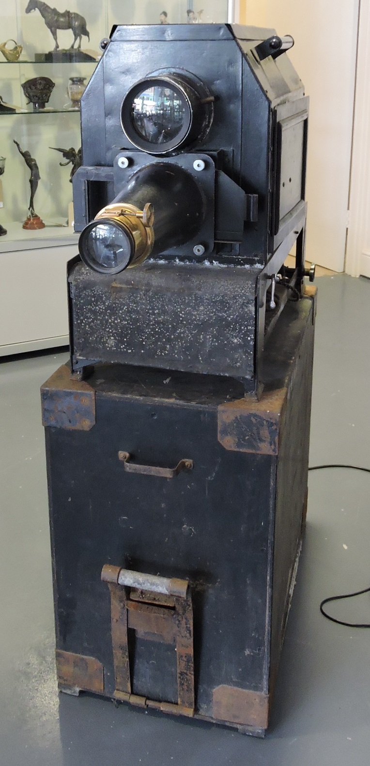 An early 20th Century tin magic lantern slide projector of large proportions, lacquered brass lens