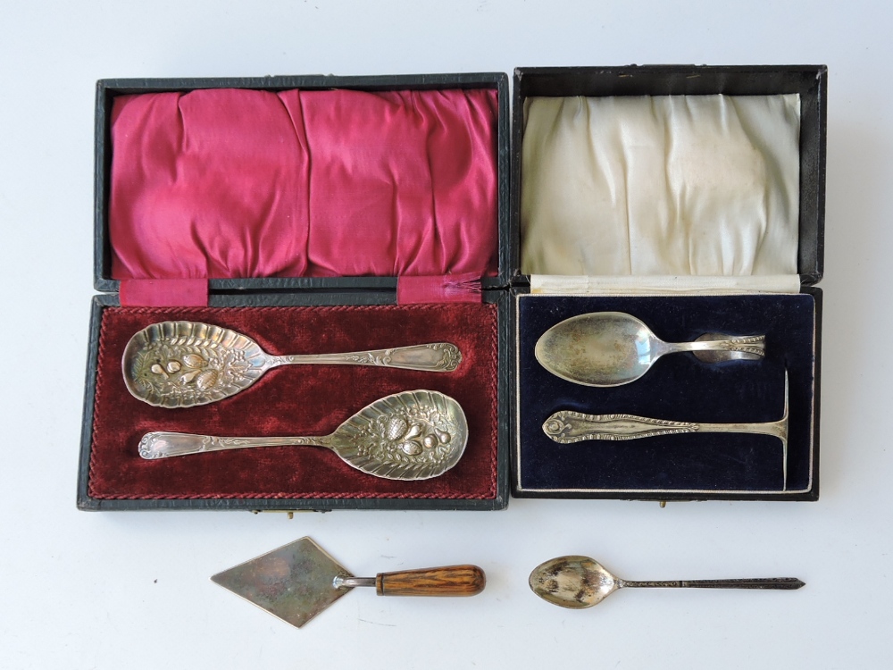 A small collection of plated ware, including a child's pusher and spoon, boxed; a pair of boxed