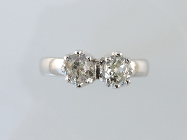 A two-stone diamonds ring, set in a 22ct white gold band, 4.7g.