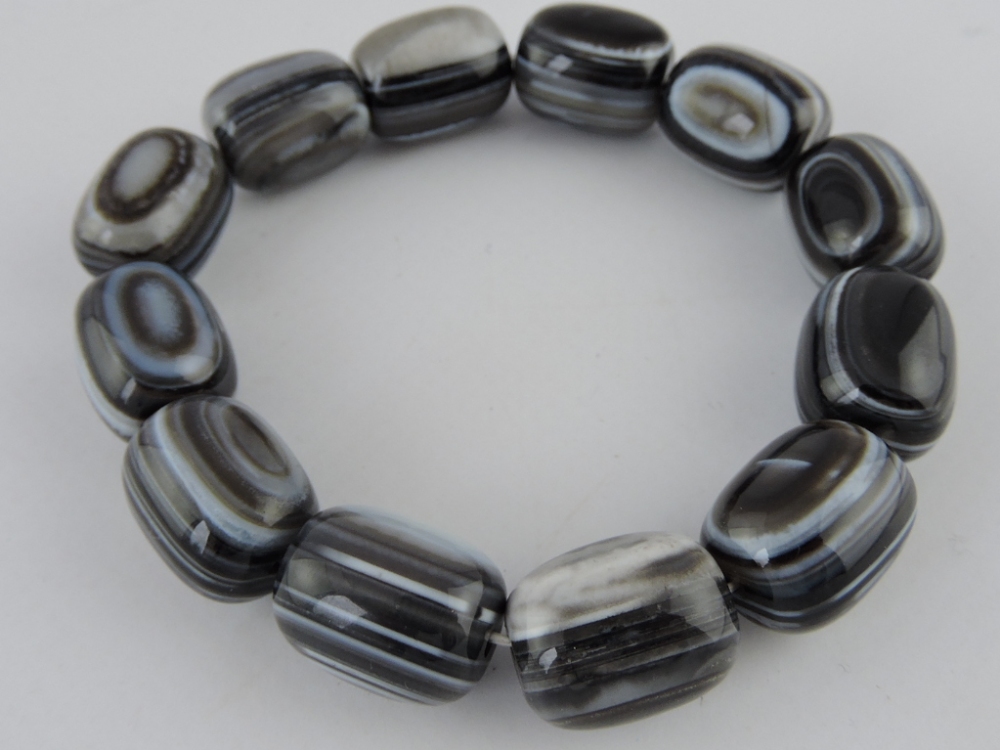 A natural agate bracelet, comprising twelve brown and white mottled beads