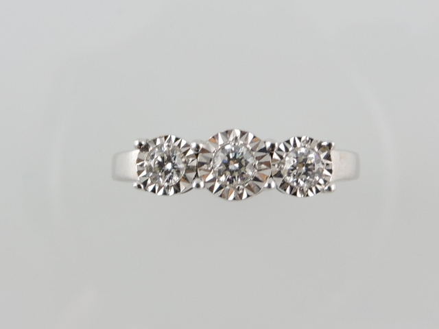 A graduated three-stone diamond ring, in modern claw setting on 18ct white gold band, 0.25ct.