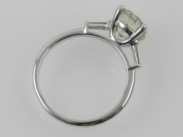 An 18ct white gold diamond mounted solit - Image 2 of 3