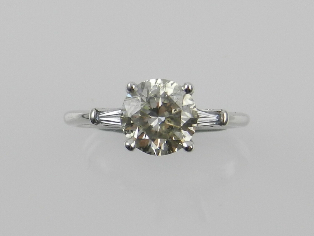 An 18ct white gold diamond mounted solit