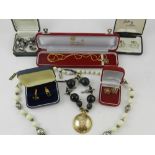 A quantity of costume jewellery, to incl