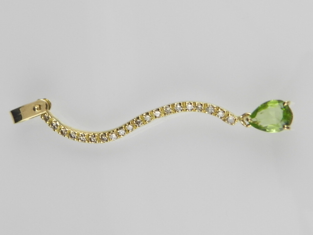 An unusual yellow metal diamond and peridot pendant, stamped 750.