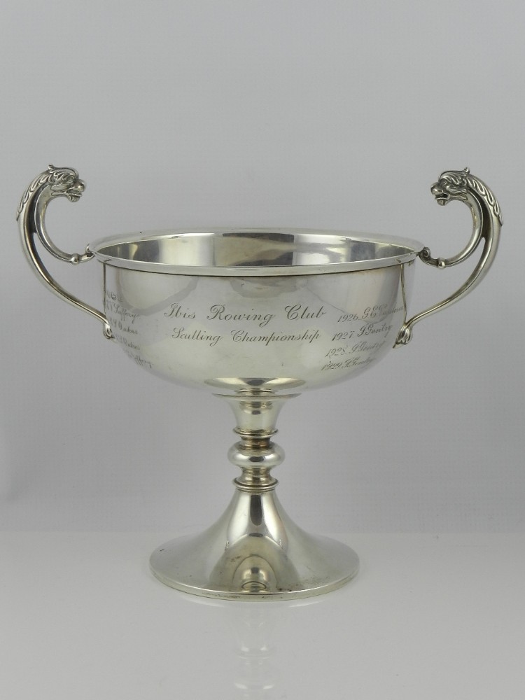 Of rowing interest, a silver trophy cup, hallmarked Birmingham 1921/1922, H. 21.5 cm, D. 25 cm.