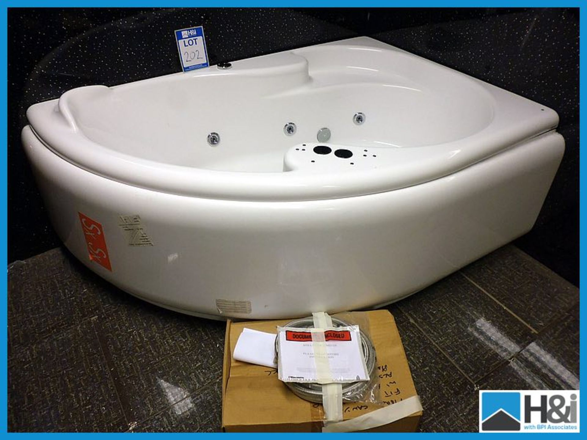 Designer White Whirlpool Corner Bath with 6 Jets. Approx 1500mm x 1000mm. Ex-Display. Typical RRP - Image 3 of 4