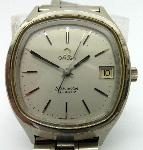 A gentleman`s stainless steel Omega Seamaster quartz wristwatch, the silver dial with raised