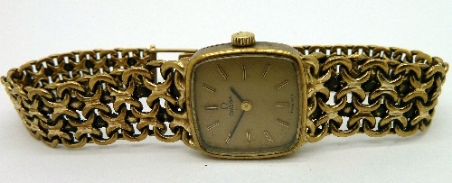 A lady`s 9ct gold cased Omega manual wind wristwatch, on a 9ct gold bracelet strap. Case diameter