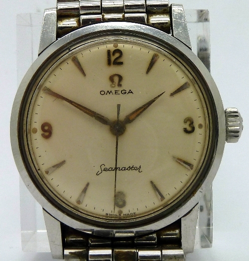 A gentleman`s stainless steel Omega Seamaster manual wind wristwatch, the circular champagne dial