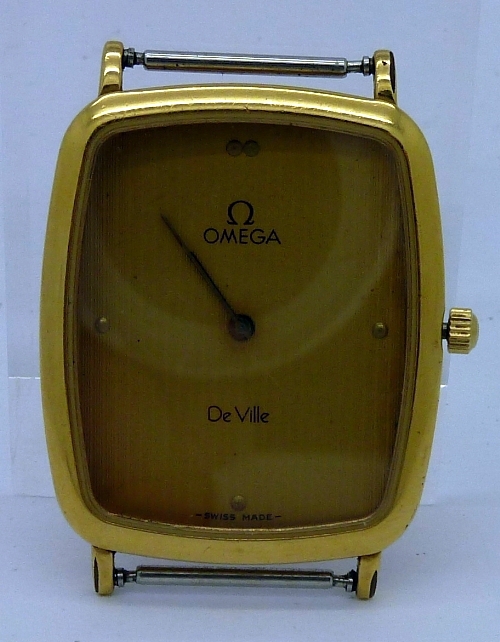 A gentleman`s plated Omega De Ville quartz wristwatch, the gold dial with pointers at the quarter-