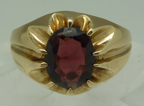 A 9ct gold and garnet ring, weight 3.5g,