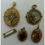 Three lockets, one hinge a/f, a brooch a