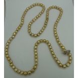 A Baroque style faux pearl necklace with