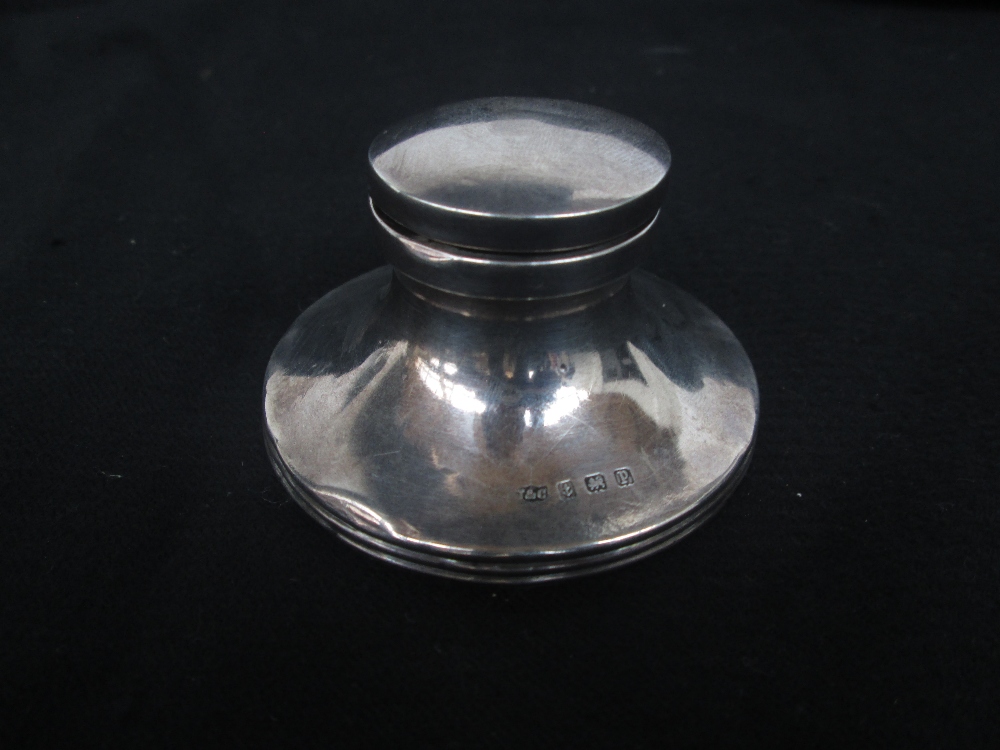 A George VI silver hallmarked inkwell, by Jones & Crompton, Birmingham 1939, of circular form and