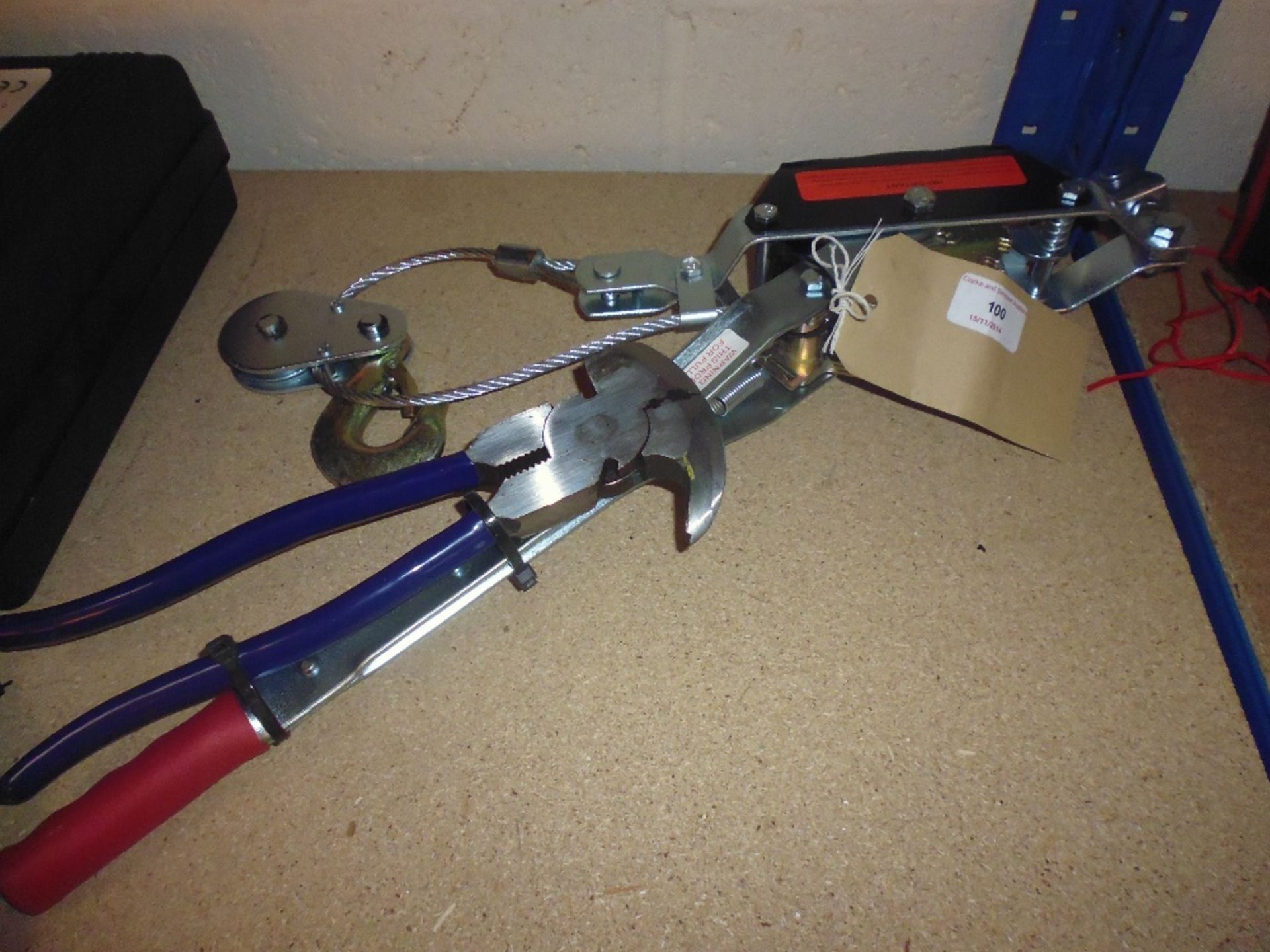 Fencing pliers and puller *