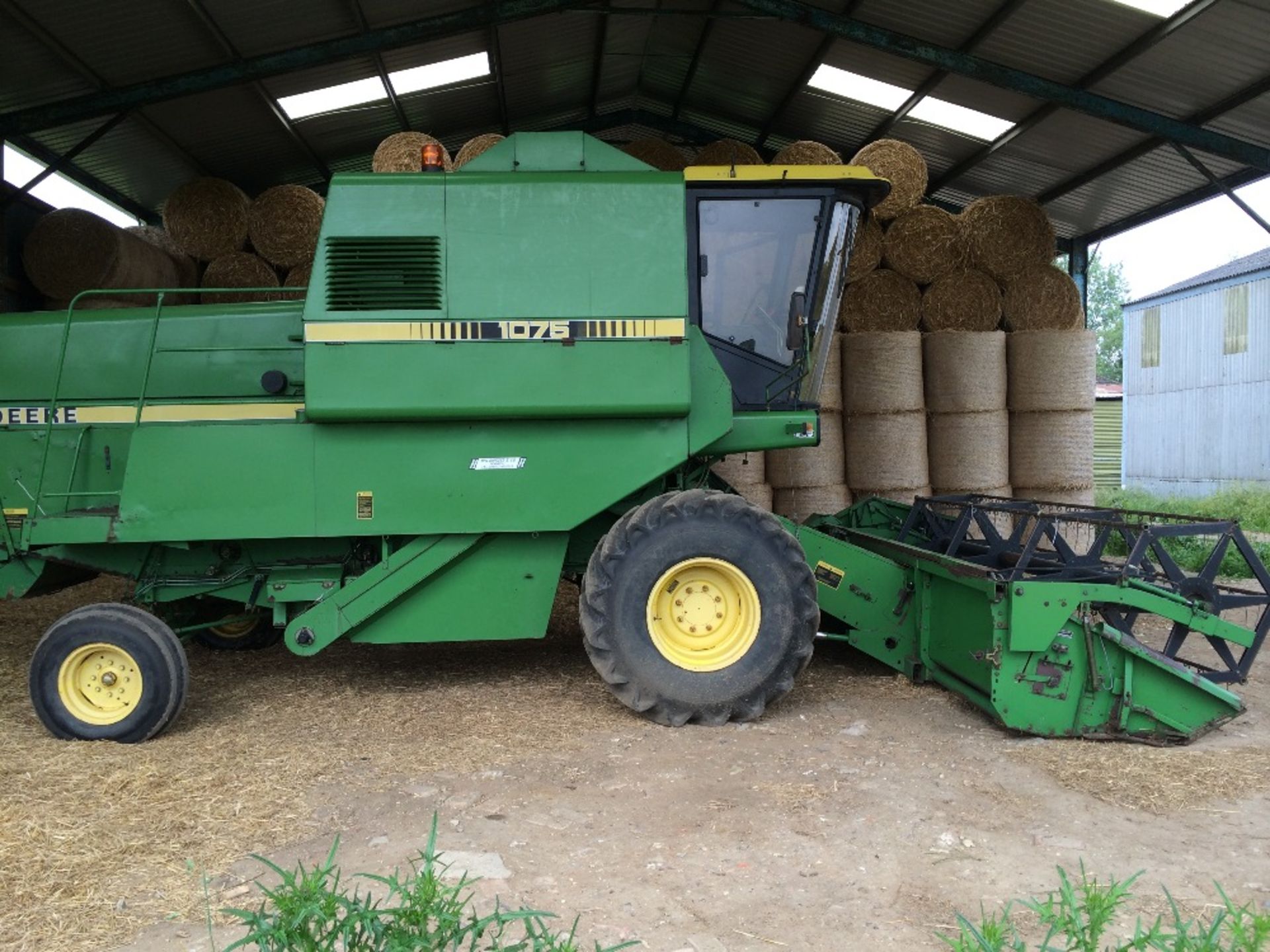 A John Deere Model 1075 Combine Harvester (1984) with 14ft header. Registration B940 LPV. 3425 - Image 3 of 12