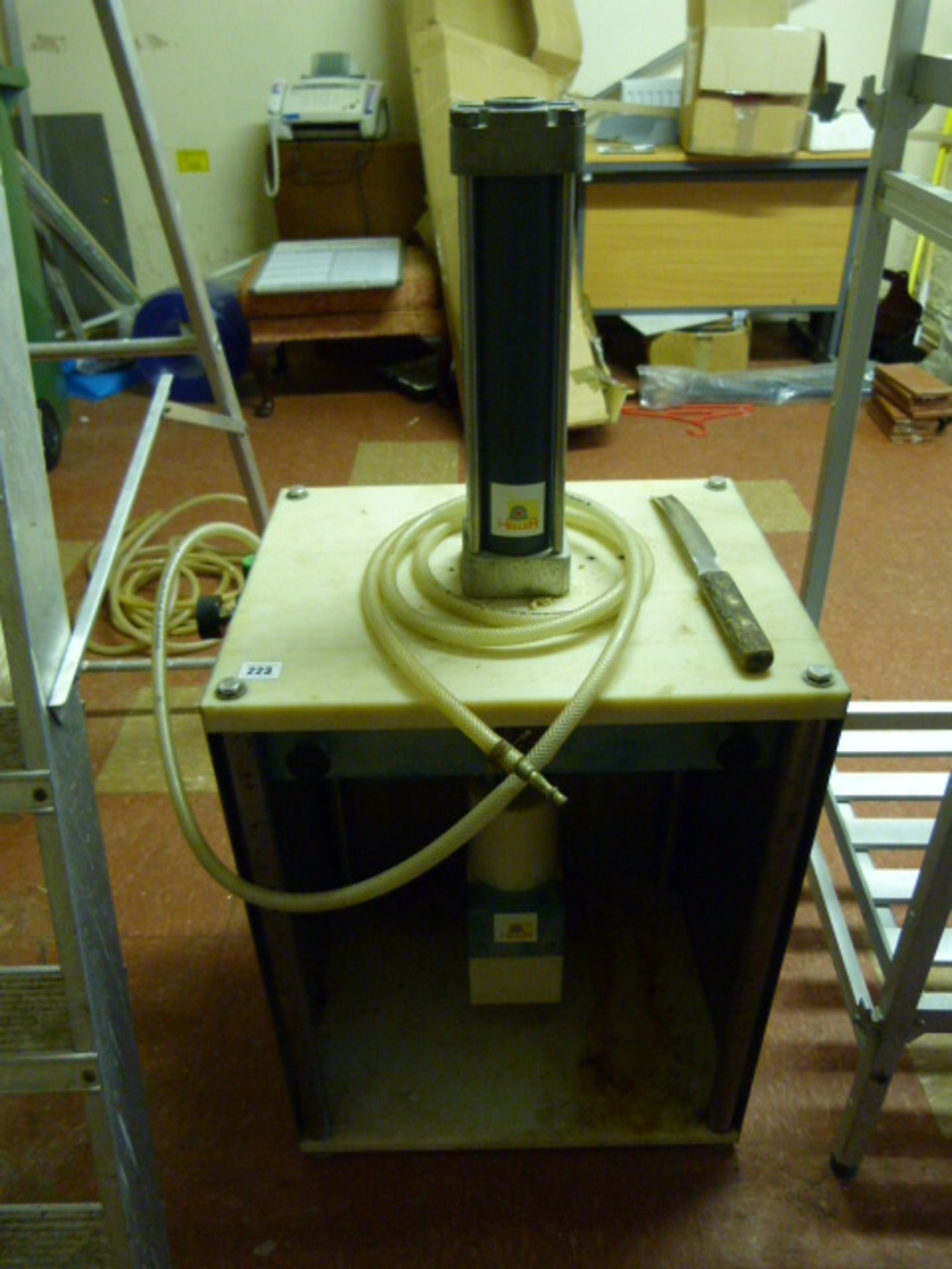 Numatic Tongue Press