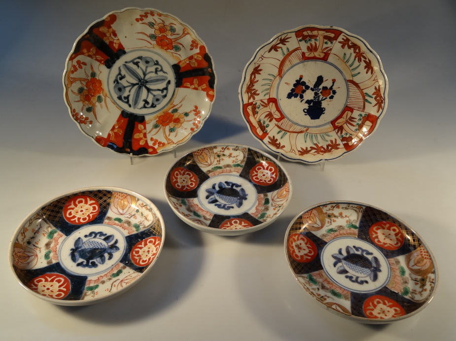 Five small Japanese Imari dishes, 21cm maximum, 17cm minimum.