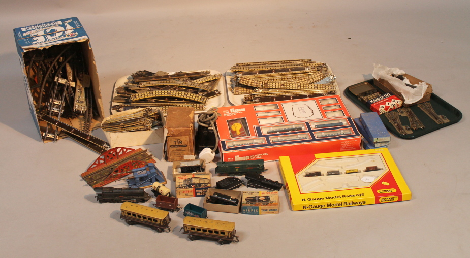 A quantity of Hornby 00 gauge locomotive accessories and track together with assorted 0 gauge