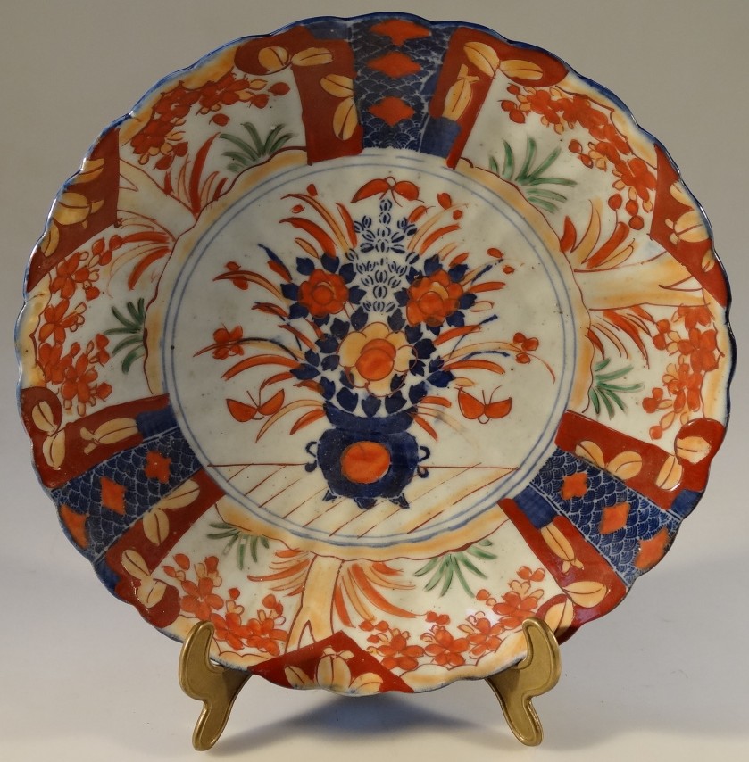 A 19thC Japanese Imari charger, in the basket pattern, 28cm diameter.