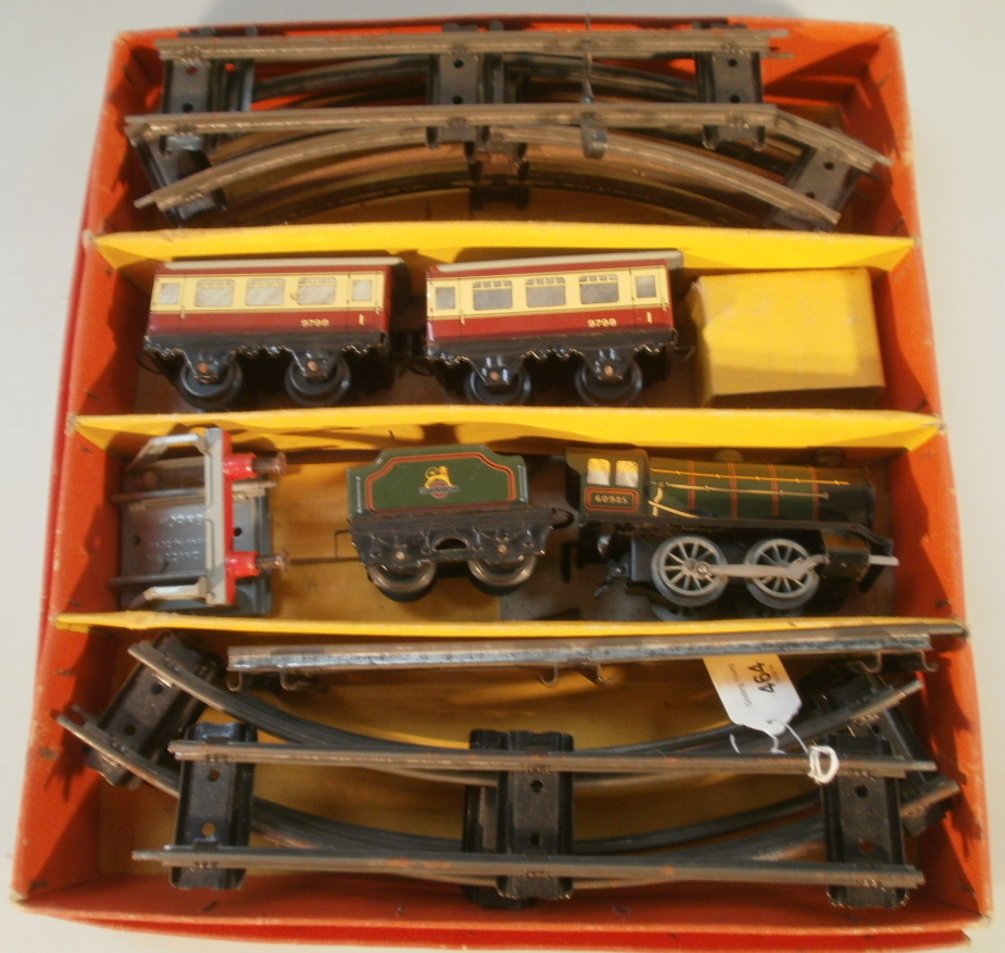 A Hornby Passenger Set No. 21, clockwork, 0 gauge with 60985 locomotive and tender two coaches,
