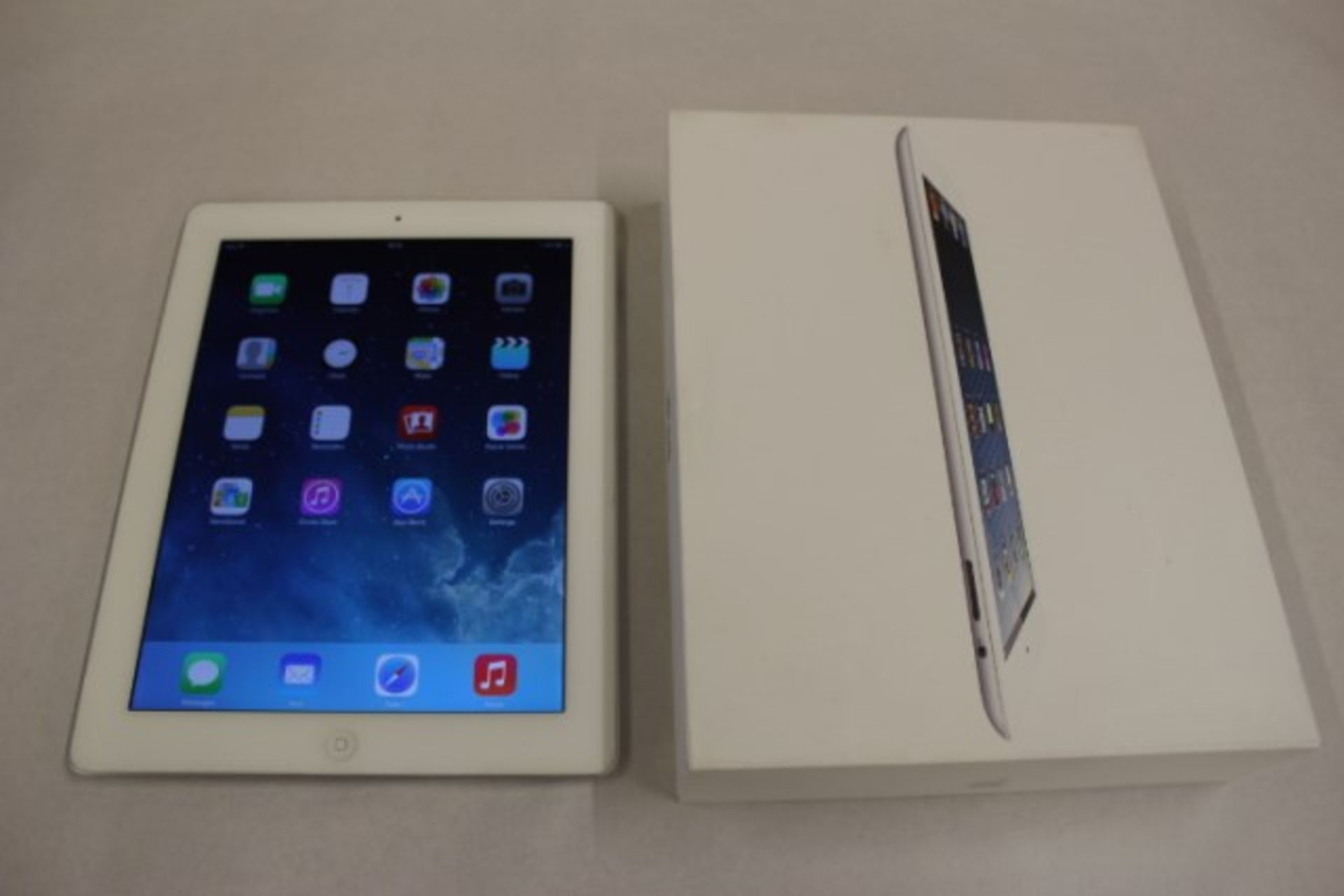 V iPad 4 16Gb White Boxed - Original Box With Two Cameras/Retina Display Etc - Factory Graded - Image 2 of 2