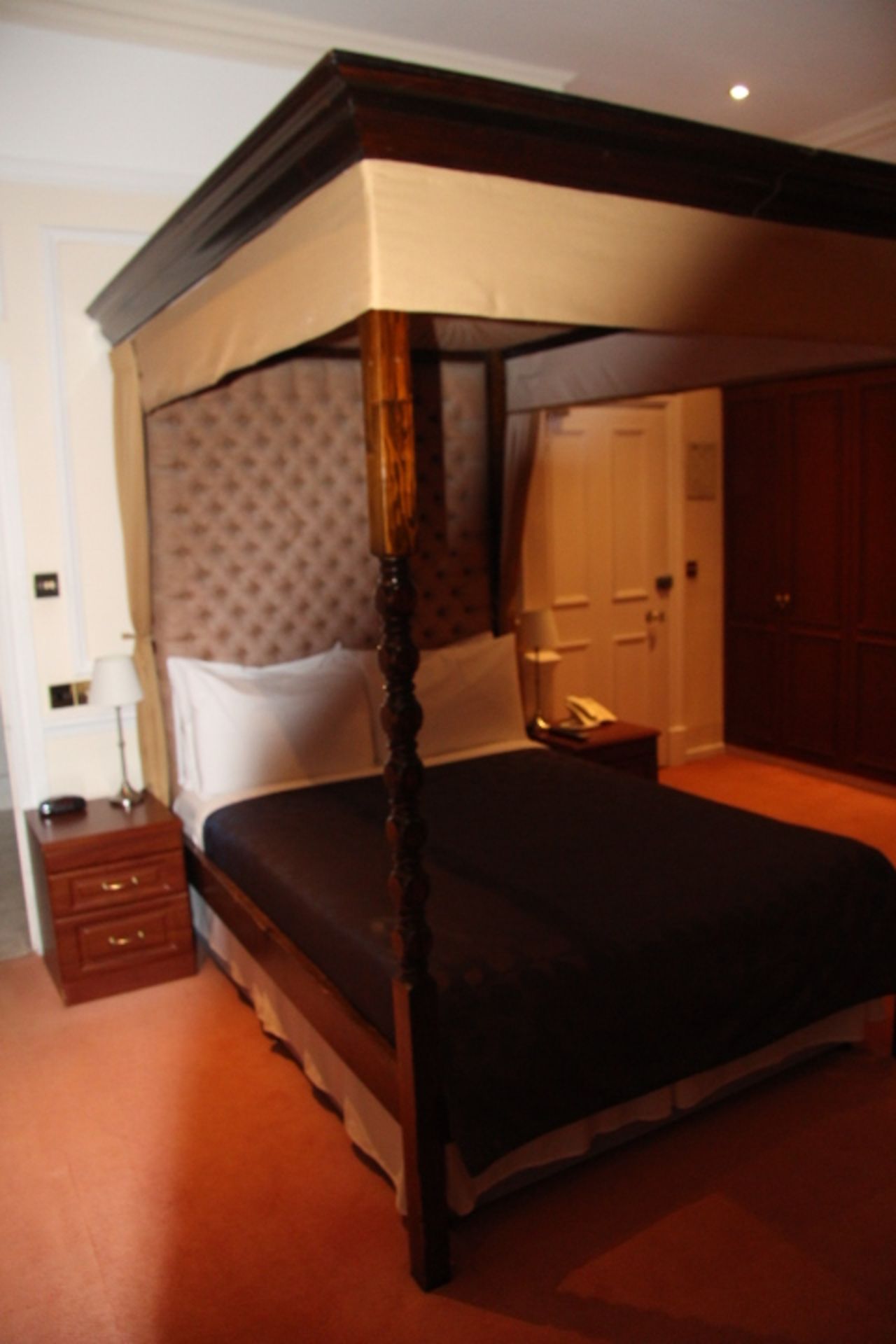 V Room 3 - Dark wood four poster bed with button back headboard and divan mattress and base (88 - Image 3 of 3