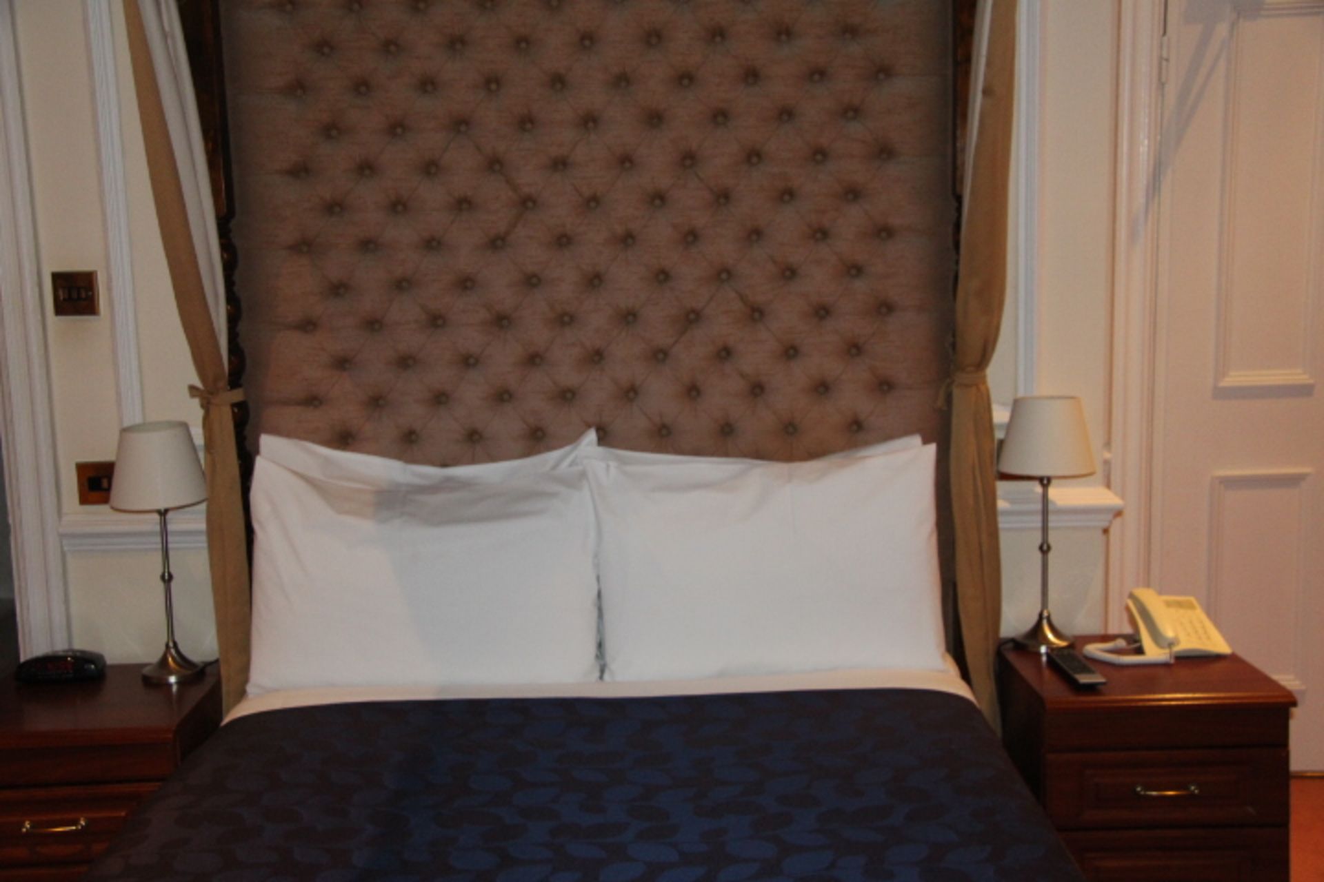V Room 3 - Dark wood four poster bed with button back headboard and divan mattress and base (88 - Image 2 of 3