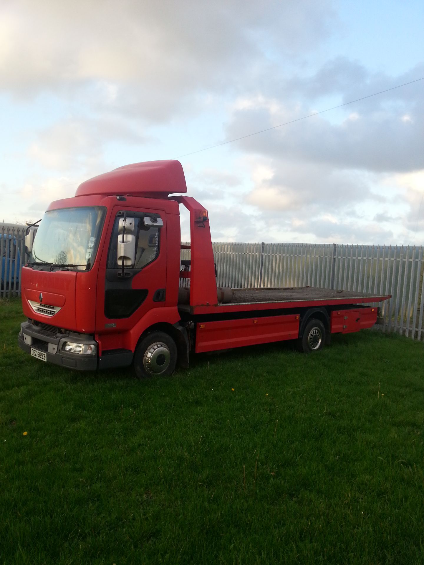 2005 Renault Midlum 180bhp tilt and slide with 4 ton hydraulic superwinch all in working order. - Image 2 of 6