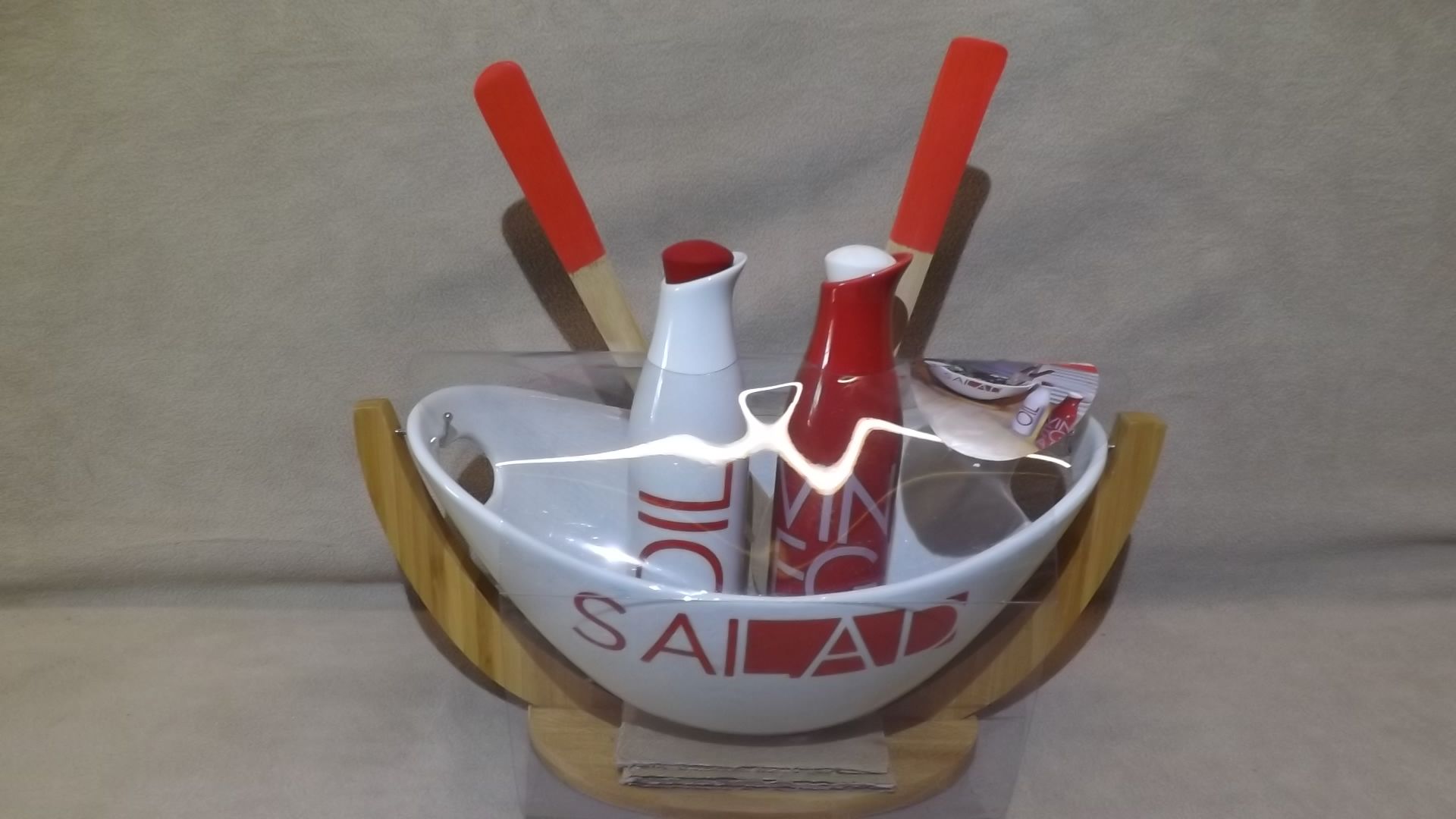 1 SWINGING SALAD BOWL WITH 2 SERVING SPOONS, OIL AND VINEGAR RRP £35.99