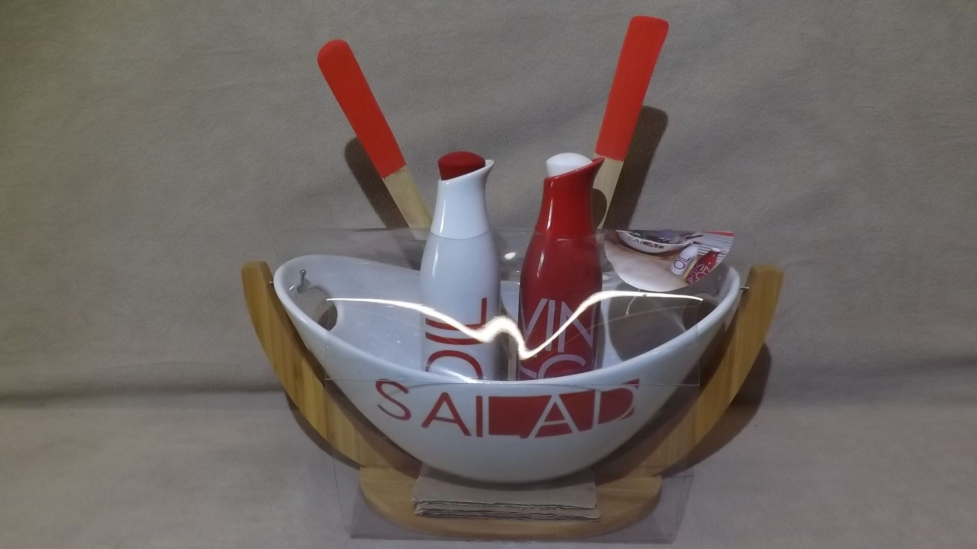 1 SWINGING SALAD BOWL WITH 2 SERVING SPOONS, OIL AND VINEGAR RRP £35.99