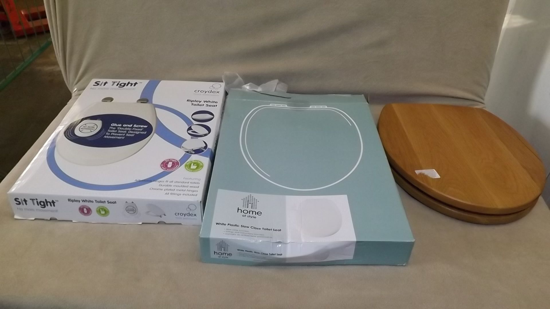 3 BOXED ASSORTED TOILET SEATS RRP £34.99 EACH