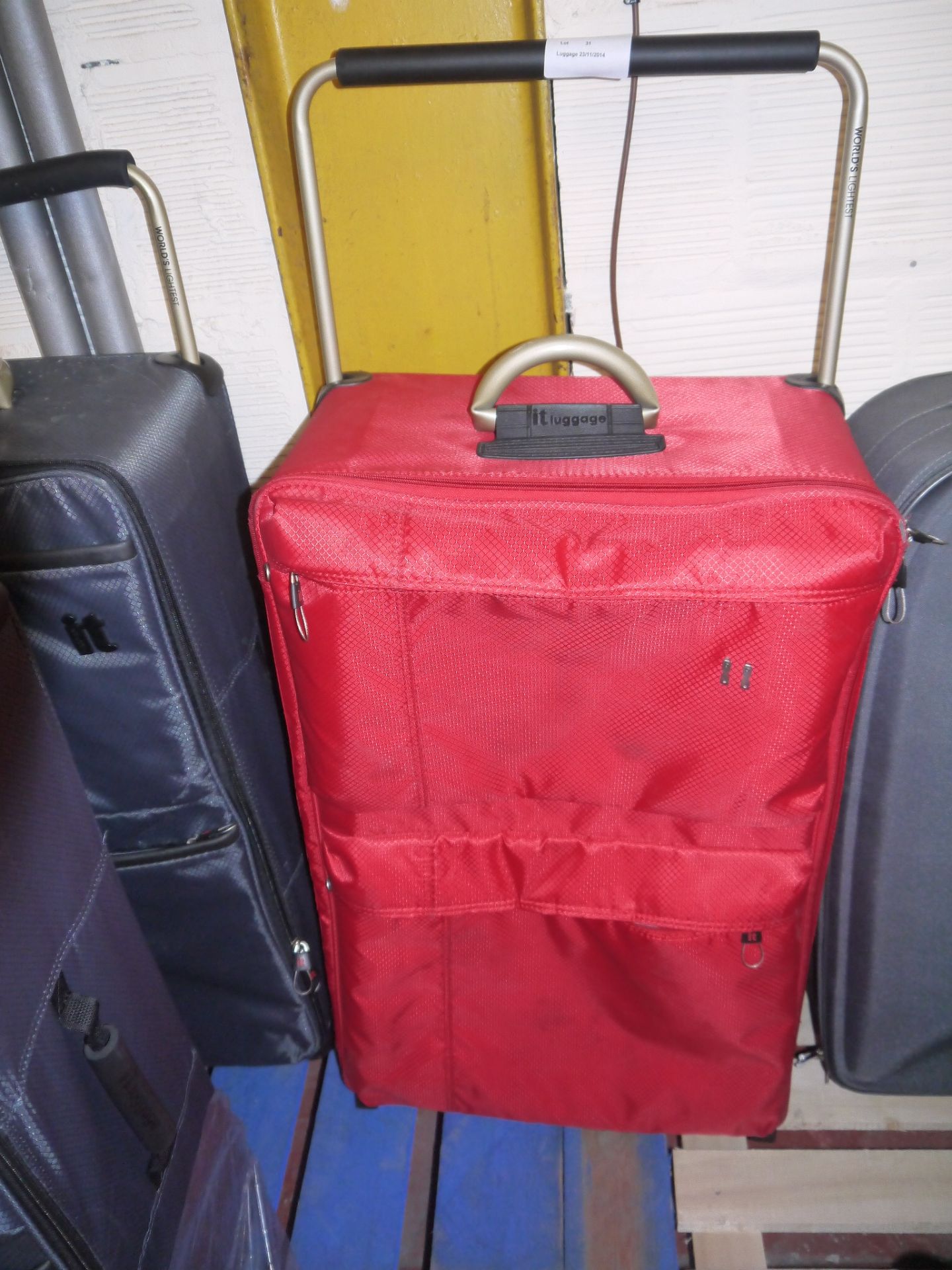 IT International Worlds Lightest Luggage, Large Red roller suitcase in very good condition