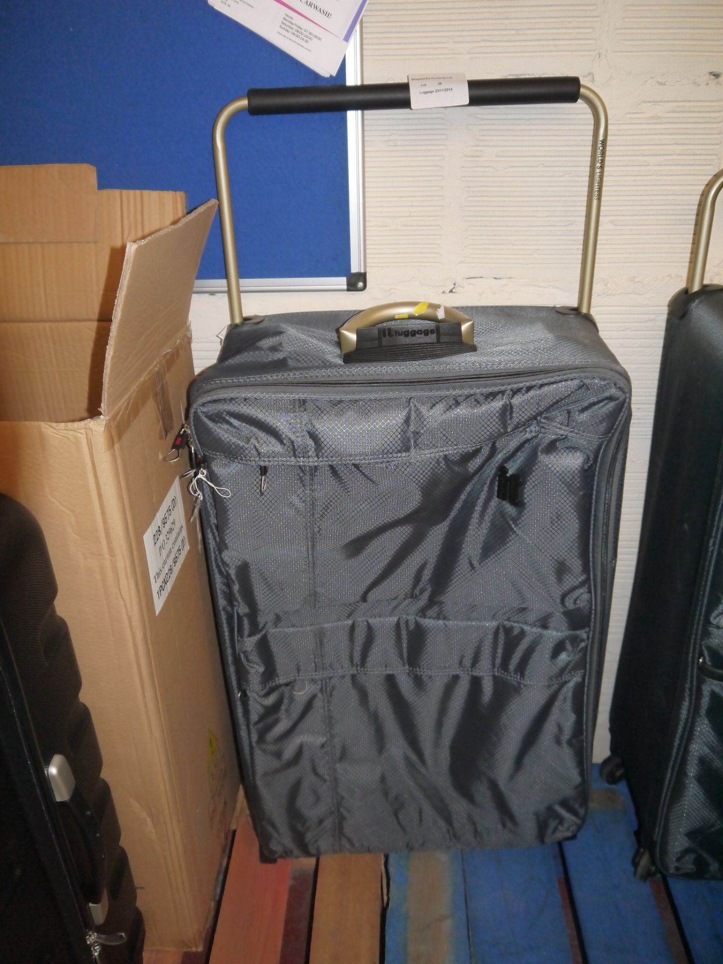 IT International Worlds Lightest Luggage, Large Grey roller suitcase in good condition