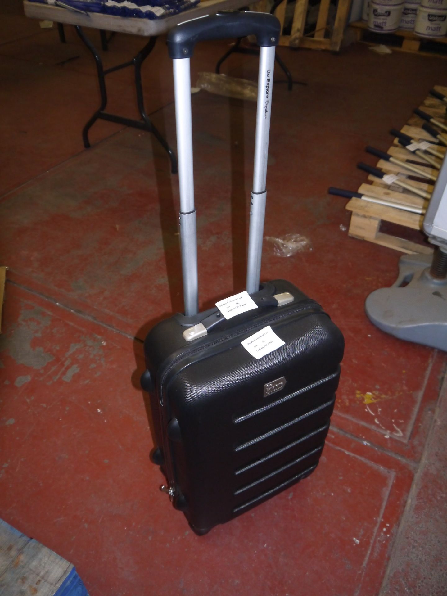 GO Explore signature Small 4 wheel spinner roller suitcase, looks in very good condition