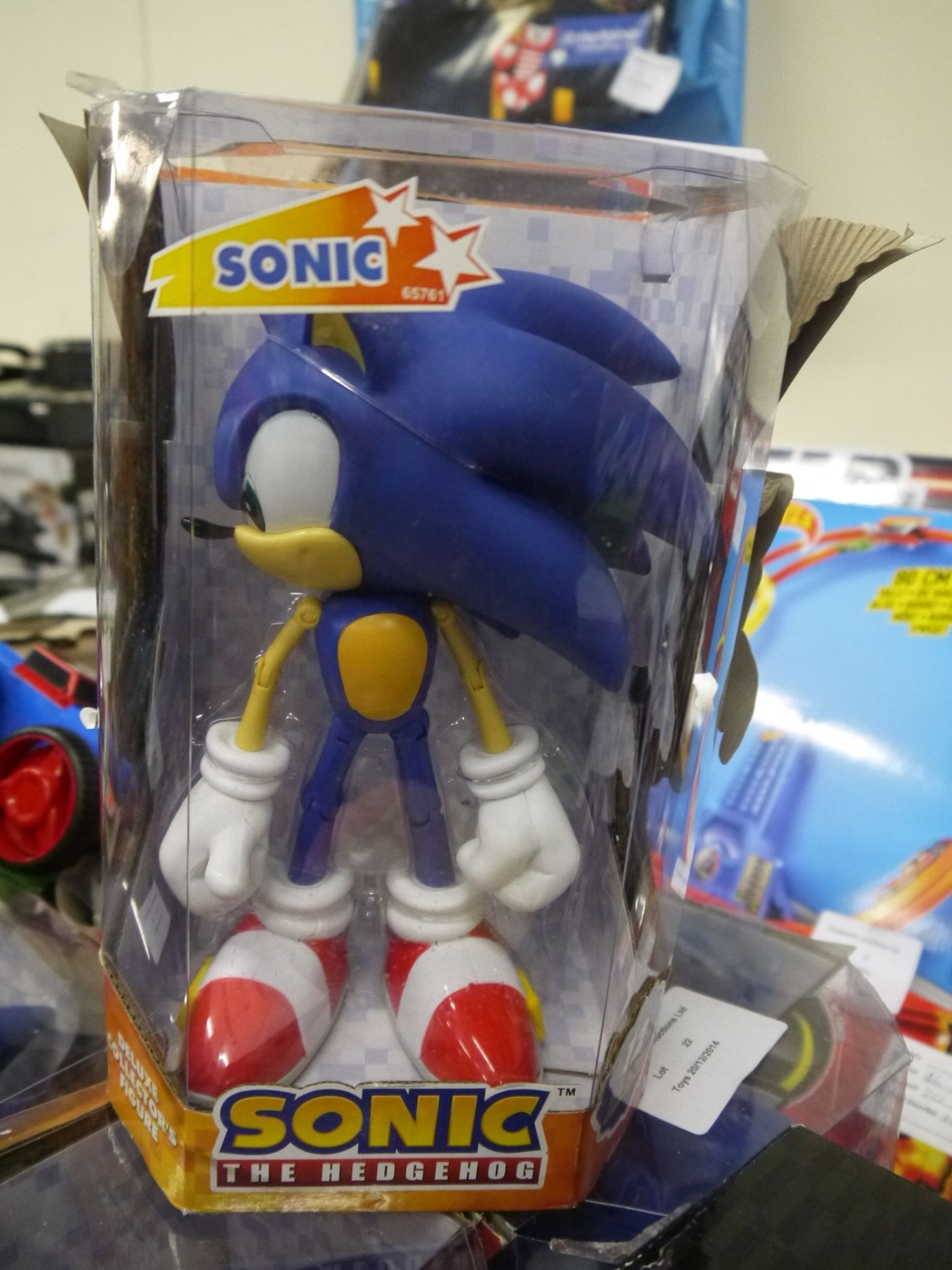 Sonic The Hedgehog Deluxe Collectors Figure. Looks new, slightly damaged packaging.