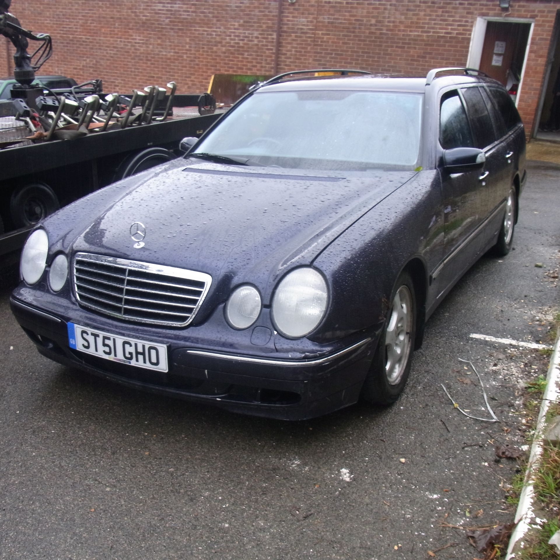 Lot 02 – ST51 GHO Mercedes E320 CDI Avantgarde Auto with V5 - Image 2 of 3