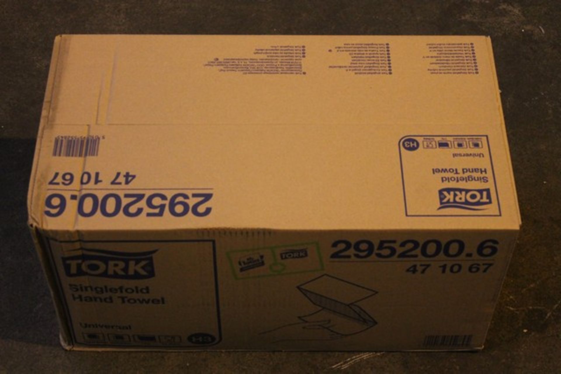 1 x BOX CONTAINING 16 PACKS OF TORK SINGLE FOLD HAND TOWELS   *PLEASE NOTE THAT THE BID PRICE IS